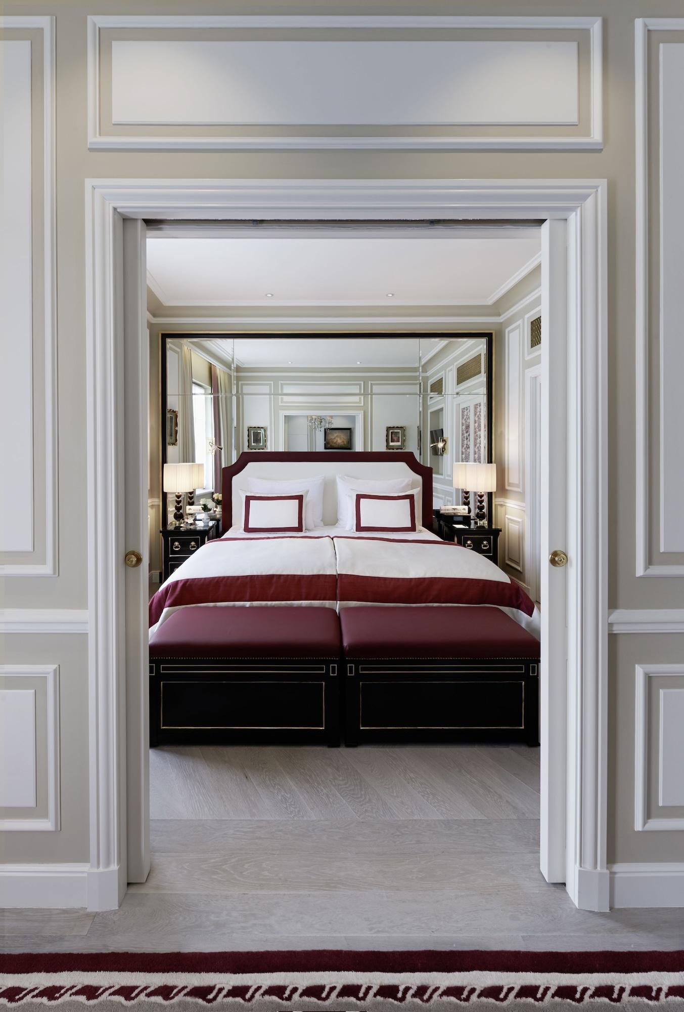 Hotel Sacher Salzburg Bagian luar foto A bedroom at the Mandarin Oriental, Paris