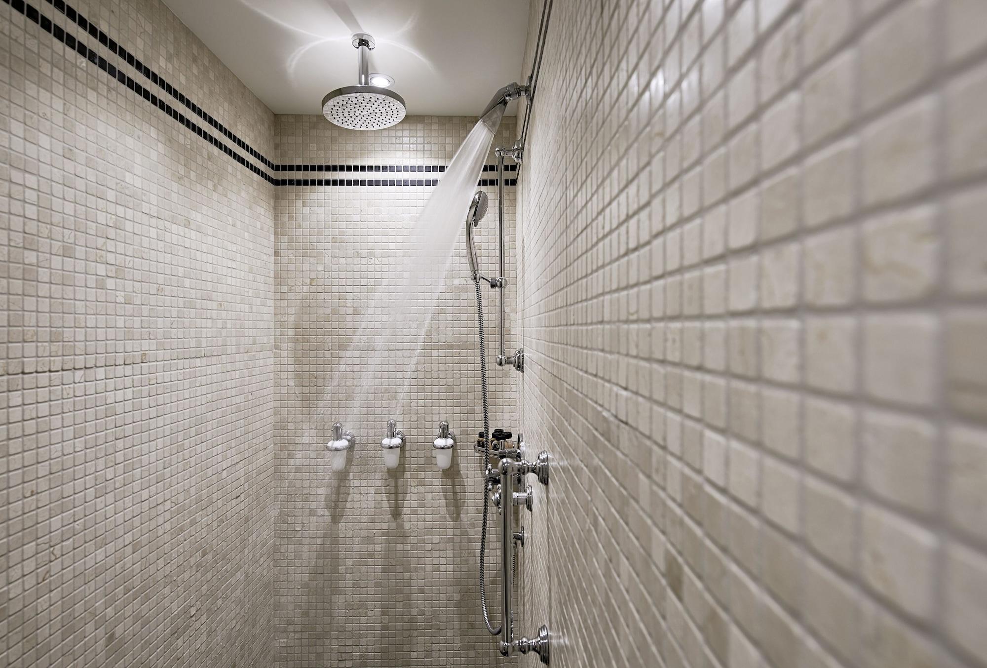 Hotel Sacher Salzburg Bagian luar foto A shower