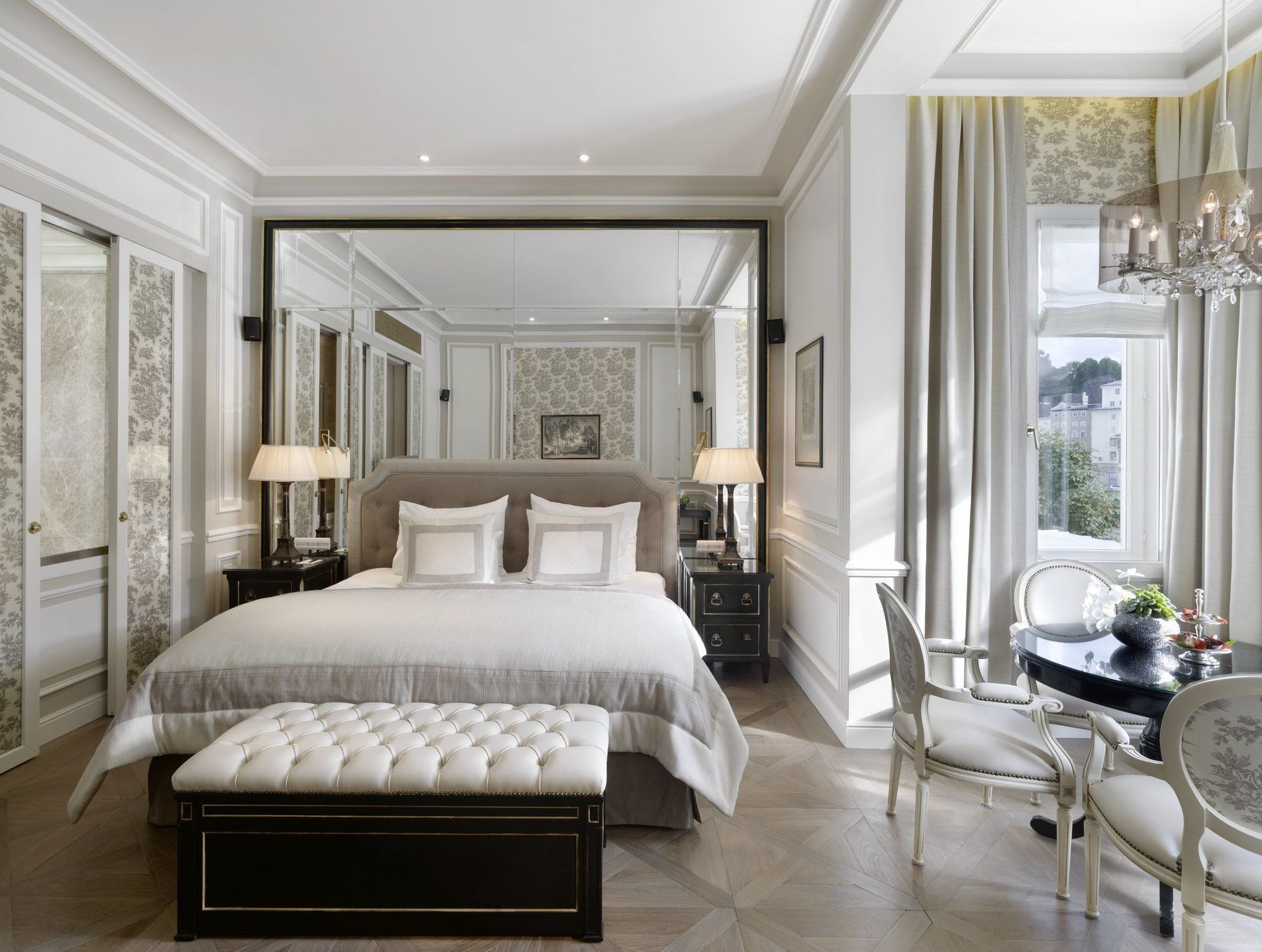 Hotel Sacher Salzburg Ruang foto A bedroom at the Mandarin Oriental, Paris