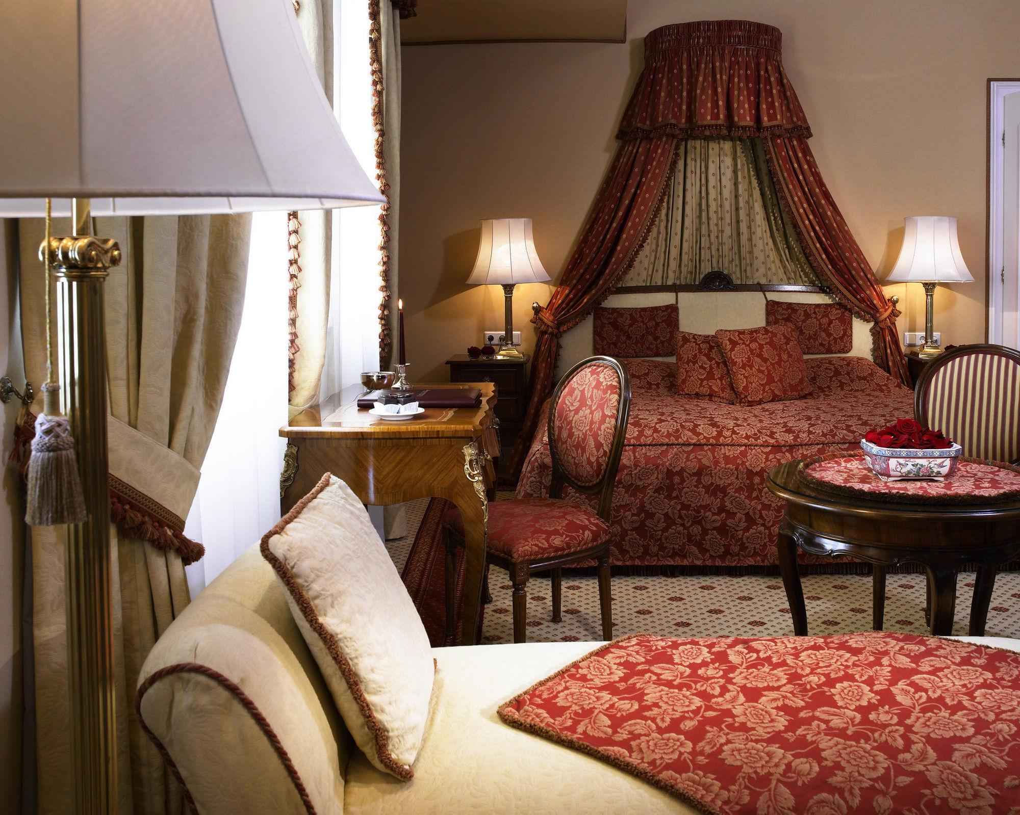 Hotel Sacher Salzburg Ruang foto A suite at the Hotel de Crillon
